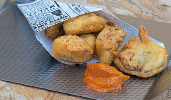 Tapa de El Pardal: Cruixent de carxofa amb romesco