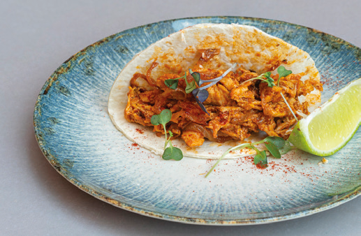 Tapa de Porta Ferro: Tinga de pollastre esmicolat amb ceba caramel·litzada i salsa de xili dolç