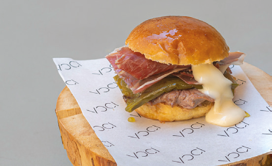 Tapa de Voci: Serranito VOCI: entrepà de vedella, pebrot verd confitat, pernil i maionesa especial