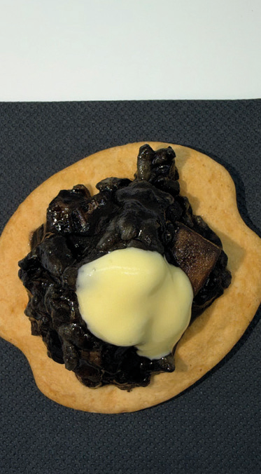 Tapa de El Vermell: Cruixent de gamba amb arròs negre i allioli suau