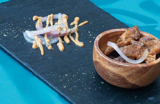 Tapa de Vermuteria Santa Rita: Free Can Do! Fricandó de cap de llom amb moixernons a estil Agustí, ceba adobada i maionesa de fricandó