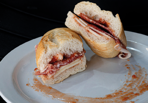 Tapa de La Casa dels Pernils: Panet de pernil i formatge amb melmelada de tomàquet