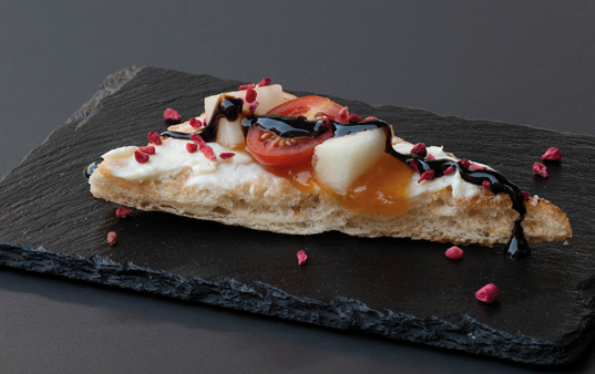 Tapa de Do Ut Des: Coca de ricotta afruitada amb toc agredolç