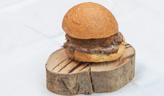 Tapa de Cau de l'Ateneu: Mollete de galta guisada amb ceba confitada al vi ranci