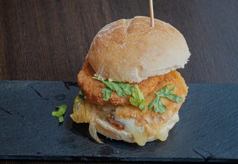 Tapa de La Montserratina: Minihamburguesa de pollastre i formatge de cabra arrebossats